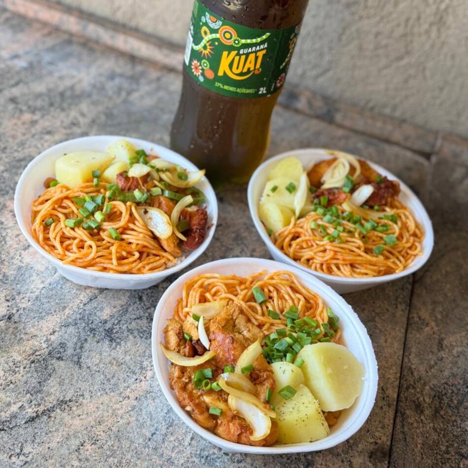 03 Marmitex de 750ml cada com Arroz branquinho, de feijão caldo, maionese de beterraba, macarrão ao molho da casa, ovo frito e Mix de churrasco com linguiça toscana de frango com bacon na brasa e saladinha separada fresquinha + 1 KUAT DE 2LT.