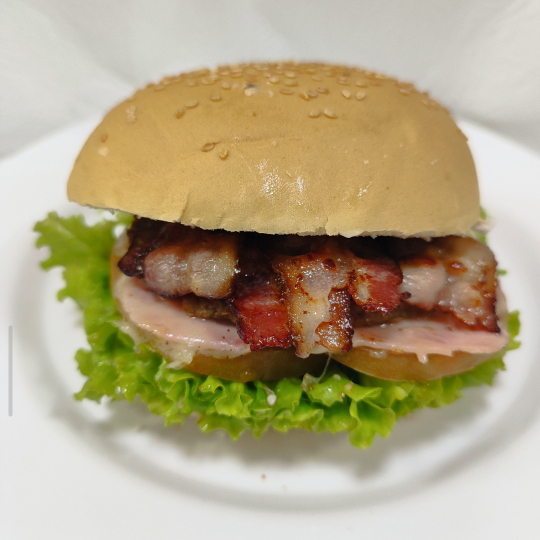 Experimente o melhor X Bacon da cidade, mais uma coca cola lata para completar seu lanche, peça e aproveite.