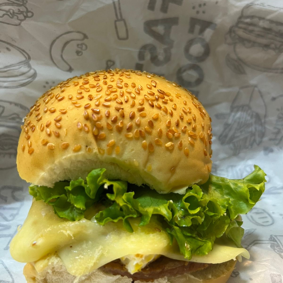 Pão ovo queijo alface