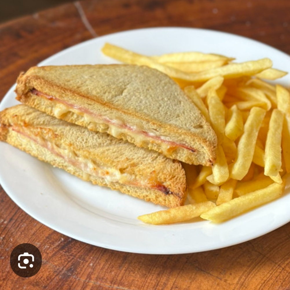Sandwich de jamón con queso y papas francesa