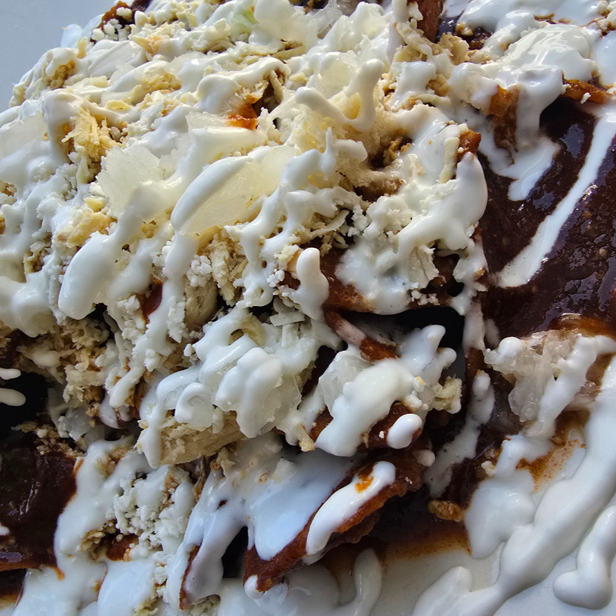 Orden de Chilaquiles en Pasilla con Pollo🐔