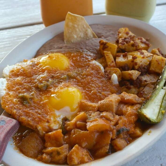 Huevos al Gusto con Guisado