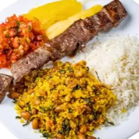 Arroz , feijao tropeiro , vinagrete e mandioca + espeto