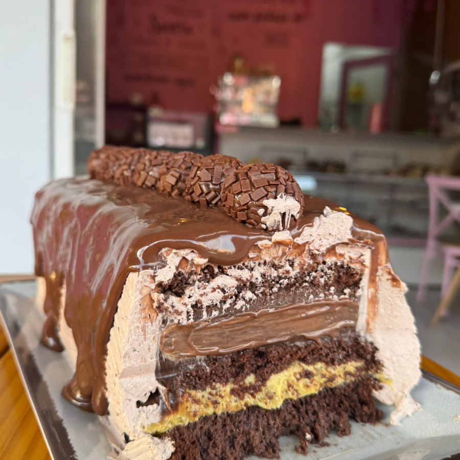 Massa de chocolate Recheio de brigadeiro e maracujá