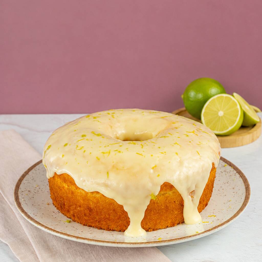 Bolo leve feito com iogurte natural caseiro e suco de limão, a caldinha açucarada da fruta potencializa o sabor.
Serve 16 fatias.