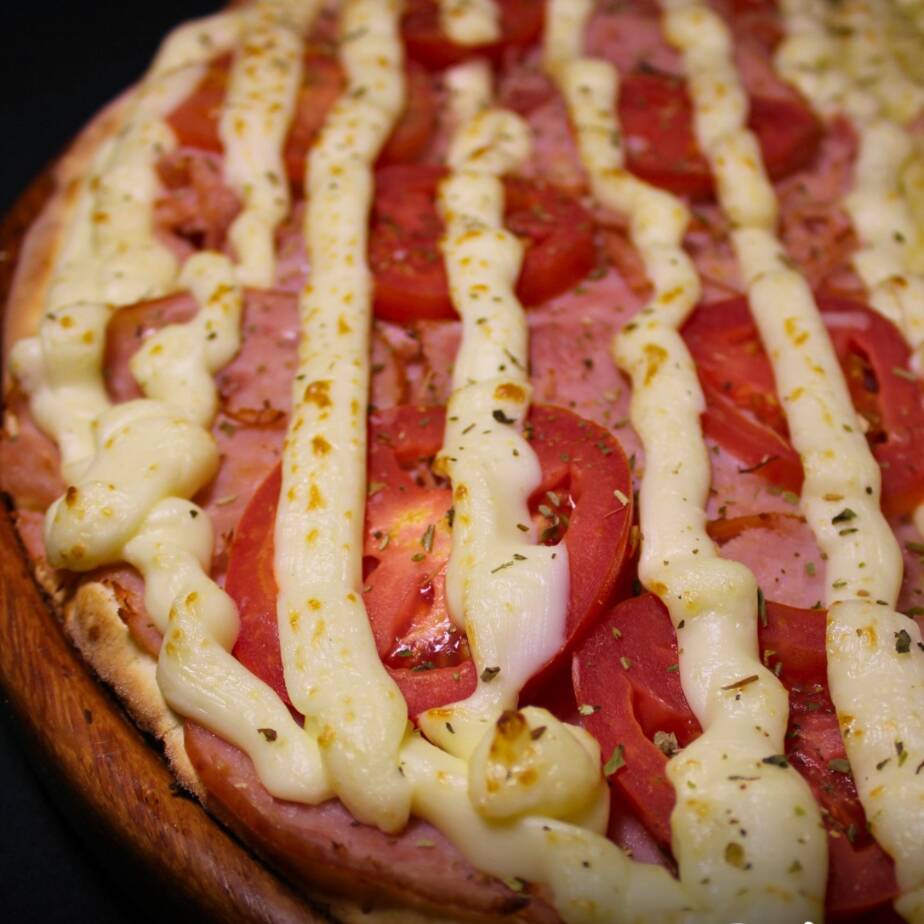 INGREDIENTES PREMIUM SELECIONADOS
massa artesanel, molho da casa, generosa camada de mussarela, lombo canadense, cream cheese, oregano, tomate, bacon.
Enviada em embalagem térmica para chegar quentinha até você!