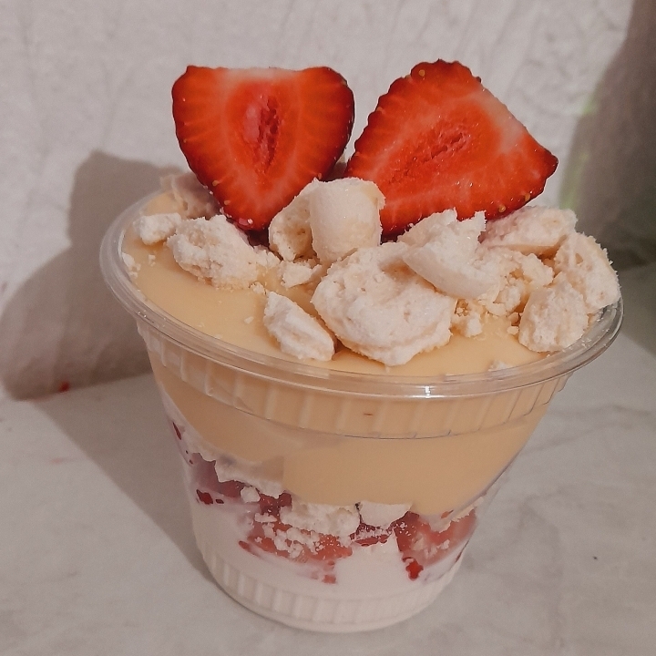 Nosso Copo é composto por mousse de Ninho, morangos frescos selecionados , brigadeiro branco e suspiros na finalização!