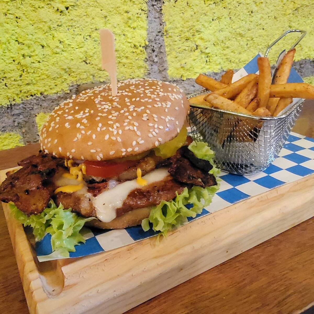 Tocino 125 Gramos de Carne con Papas