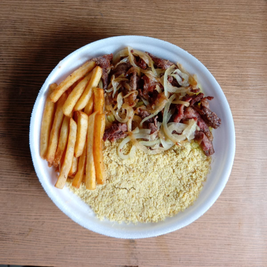 Delicie-se com nossa isca de carne super macia, assada na manteiga e cebolas caramelizadas. Acompanha arroz soltinho, feijão mulato saboroso, farofa crocante e batata frita dourada. Uma experiência gastronômica imperdível!
