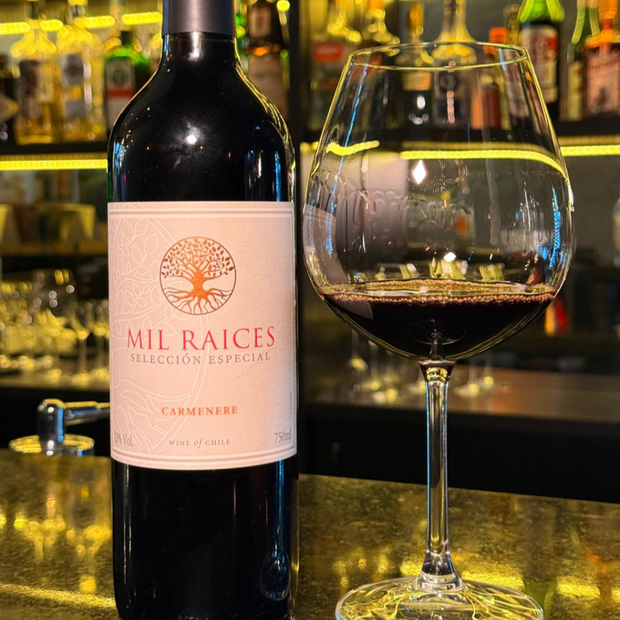 Mil Raíces Carménère – Tinto Chileno Vinho macio e fácil de beber, com sabor de frutas maduras e um leve toque de especiarias. Corpo médio e final equilibrado. Vai muito bem com carnes, massas e pratos do dia a dia.
