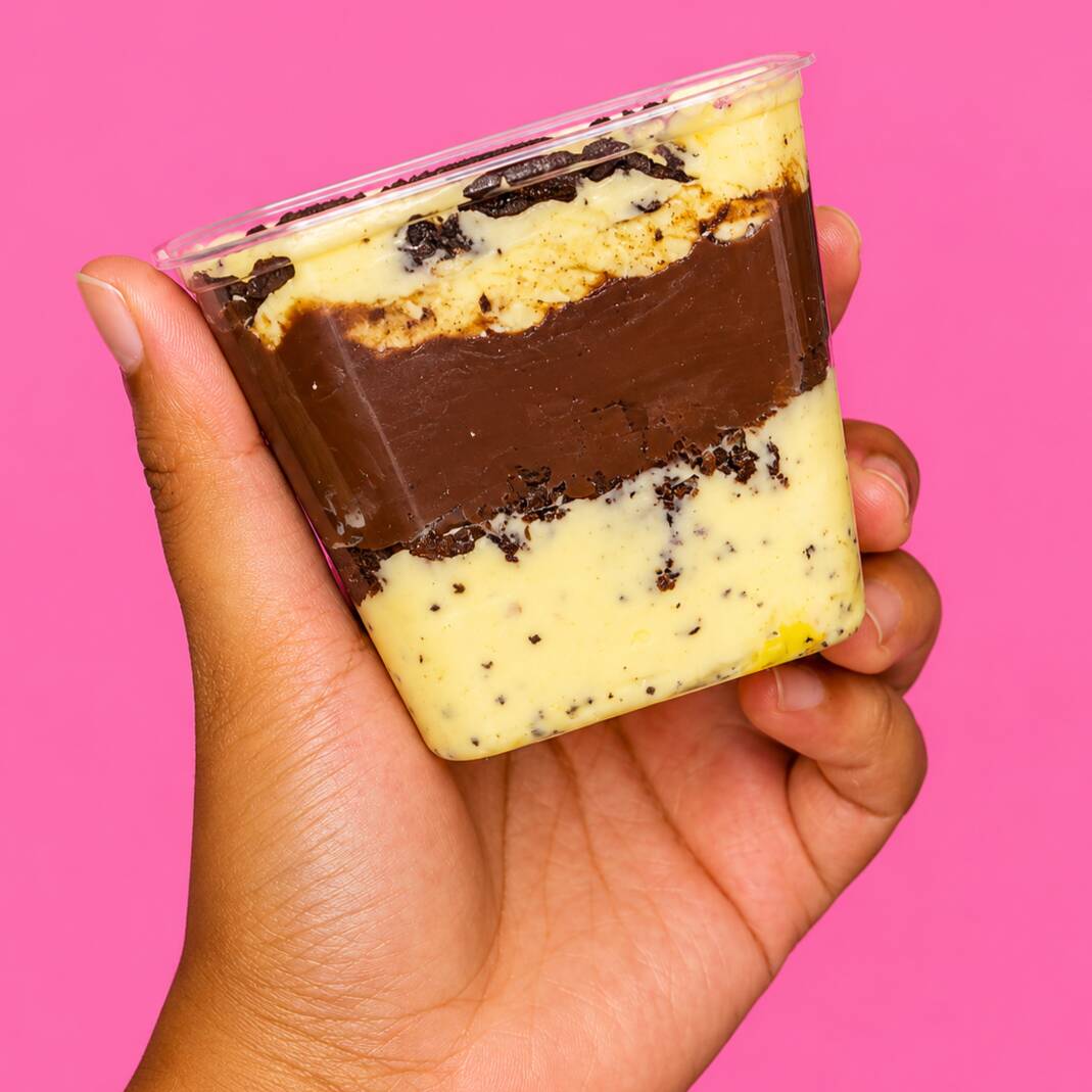 Brigadeiro de maracujá, pedaços de brownie e brigadeiro