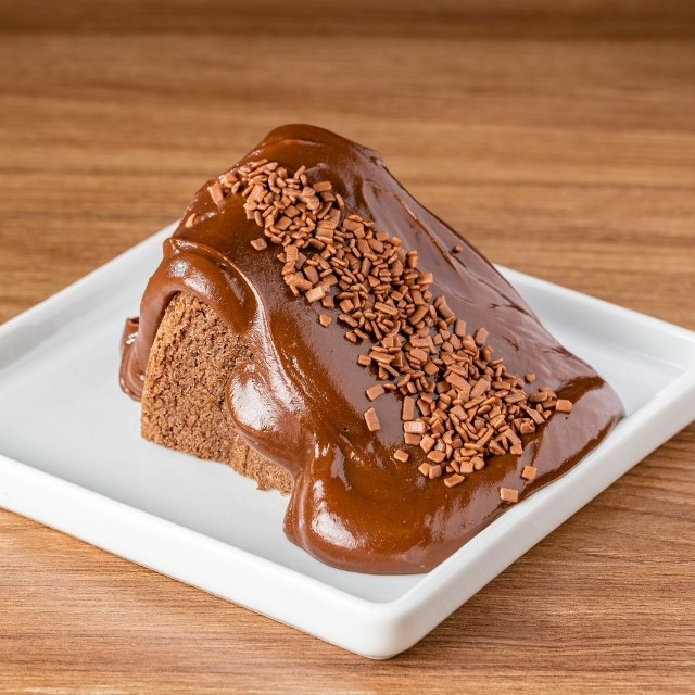 Fatia deliciosa de bolo caseiro, fofinho com cobertura de brigadeiro cremoso. Escolha o seu sabor favorito.