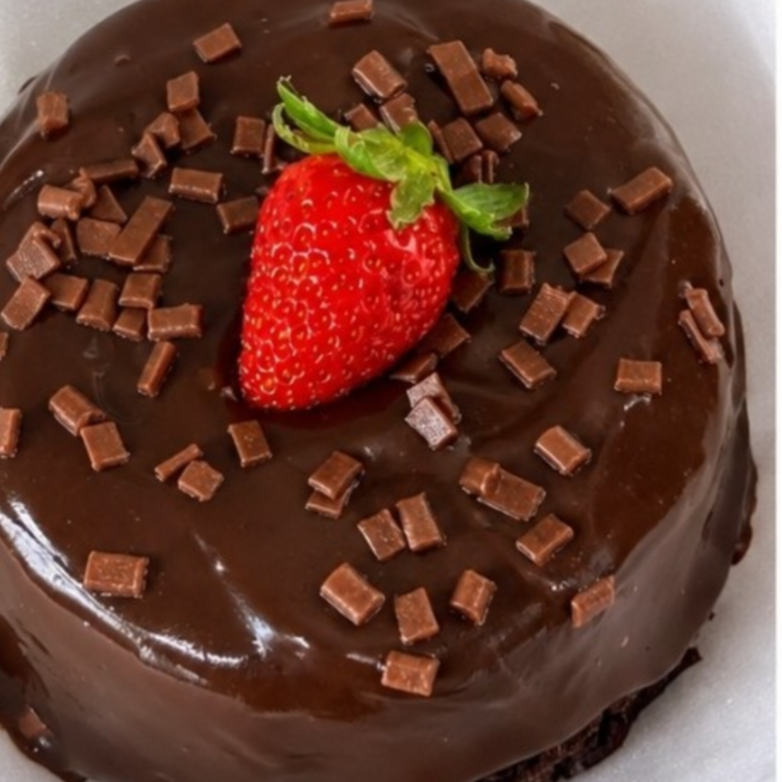 Bolo de chocolate com recheio de brigadeiro de chocolate com coca zero 200ml