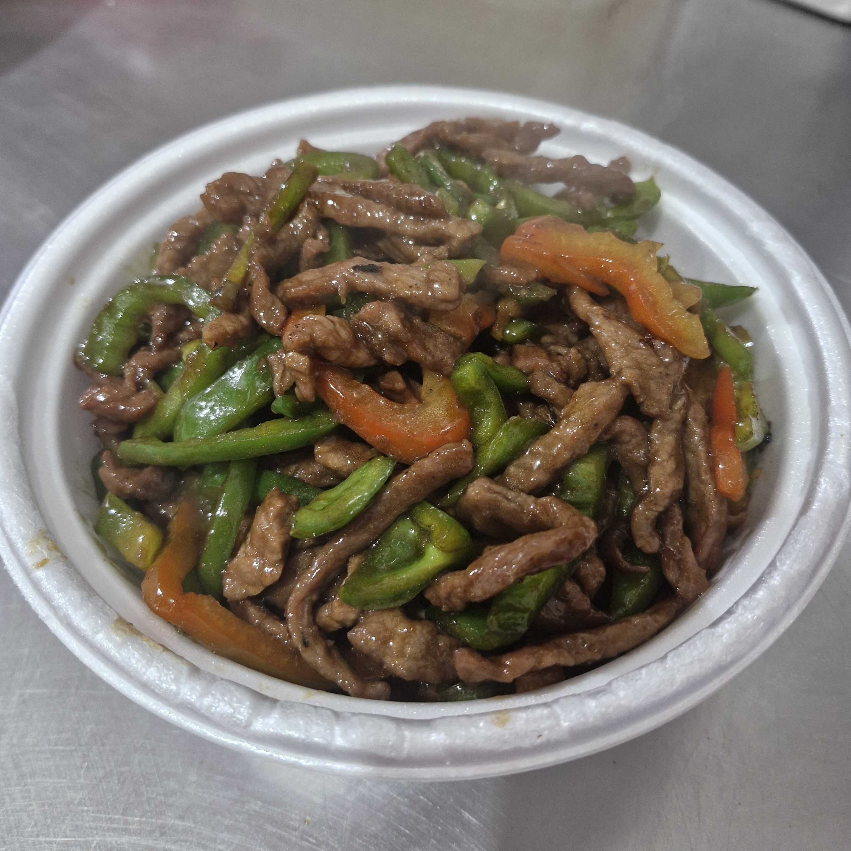 Carne em tiras com pimentão verde e vermelho ao molho shoyu.