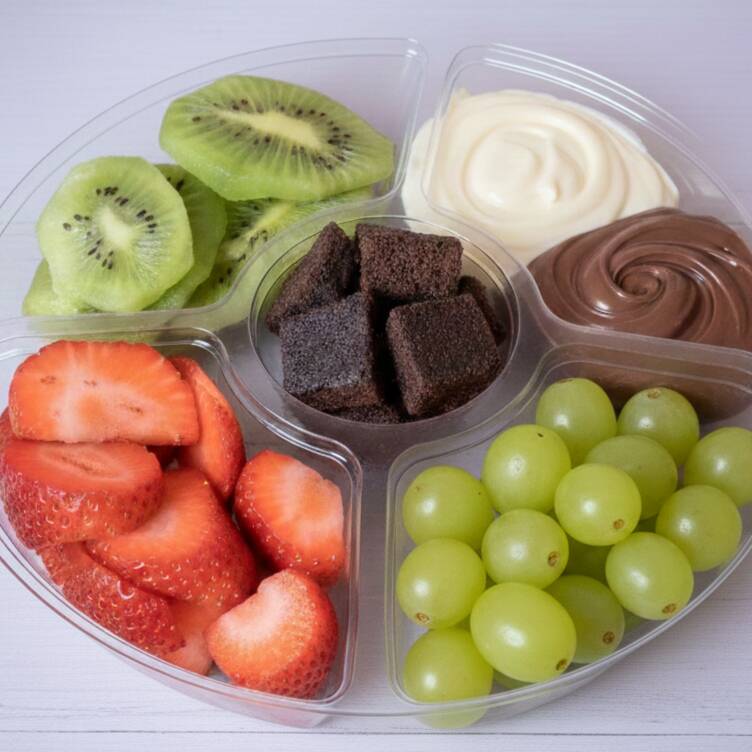 A combinação perfeita para quem não abre mão do equilíbrio! Nossa box premium traz a doçura, a refrescância e a leveza das frutas selecionadas e frescas (Morango, Uva Verde e Kiwi), acompanhadas por cubos generosos de brownie artesanal (super fofinho e chocolatudo!). Para completar a experiência, mergulhe tudo em nosso duo: Chocolate Preto e Chocolate Branco. Serve até 2 pessoas (aprox. 440g)