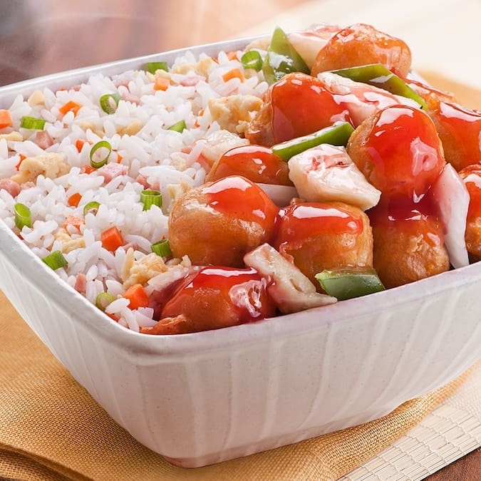 Frango Empanado, Arroz Shop Suey, Presunto, Cenoura, Ervilha e Ovos