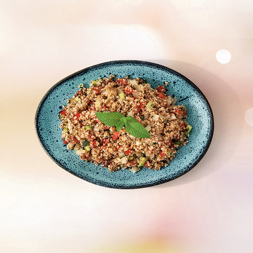 Versatilidade é o que torna este prato ainda mais querido. servido como salada ou aperitivo, o tabule, além de nutritivo, é de-li-ci-o-so! os principais ingredientes são: tomate, pepino, cebola, trigo, ervas finas e azeite. acompanha 1 minipão sírio e 1 minipão com zaatar. (219 g).