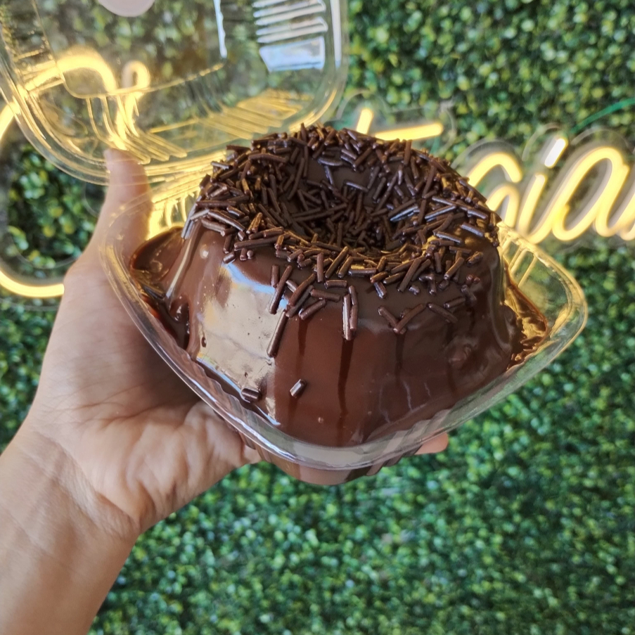 Massa de chocolate com cobertura de brigadeiro. Peso aproximado 450g.