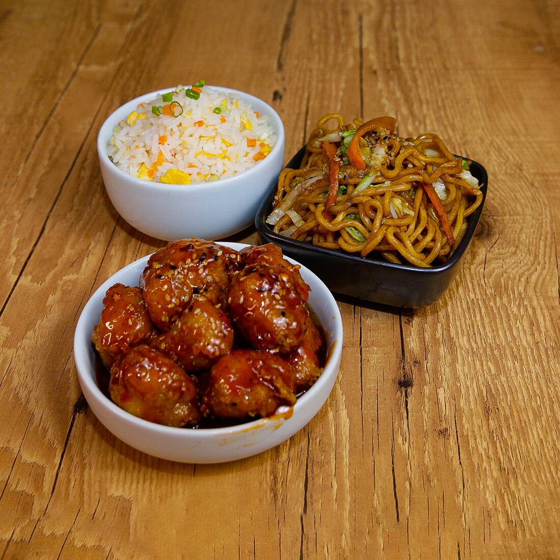 Peito de frango empanado, frito até ficar dourado e macio, envolto em um molho agridoce de pimenta suave, com equilíbrio entre o adocicado e o leve toque picante. ESCOLHA 1 acompanhamento: • Arroz Chop Suey – arroz oriental salteado com ovo, cenoura e cebolinha. OU Noodles com legumes – massa oriental refogada com repolho, acelga e cenoura em molho a base de shoyu, mais leve e sequinho que o yakisoba tradicional.