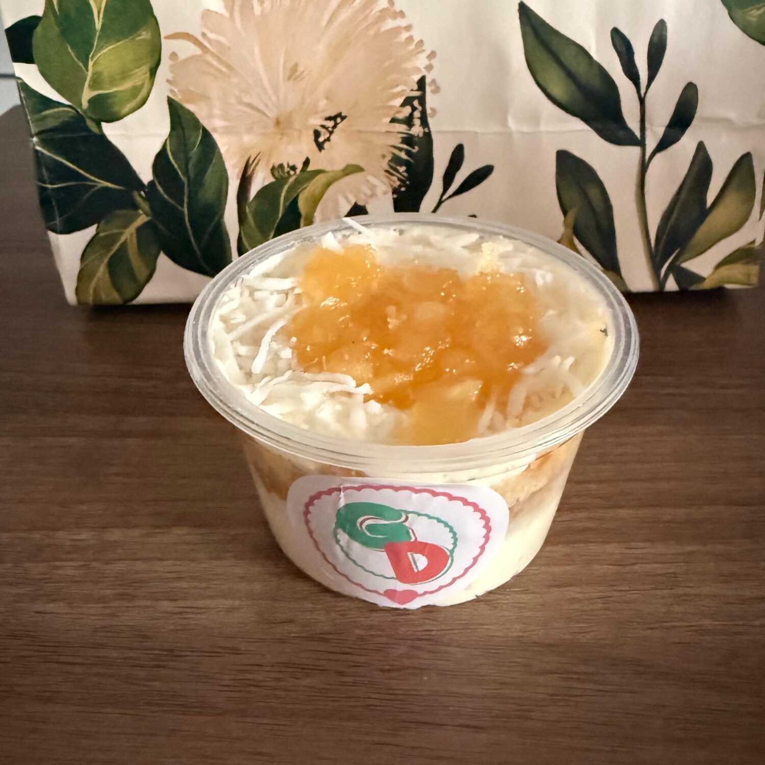 Bolo no pote de abacaxi com coco no melhor estilo Grandmas Desserts.