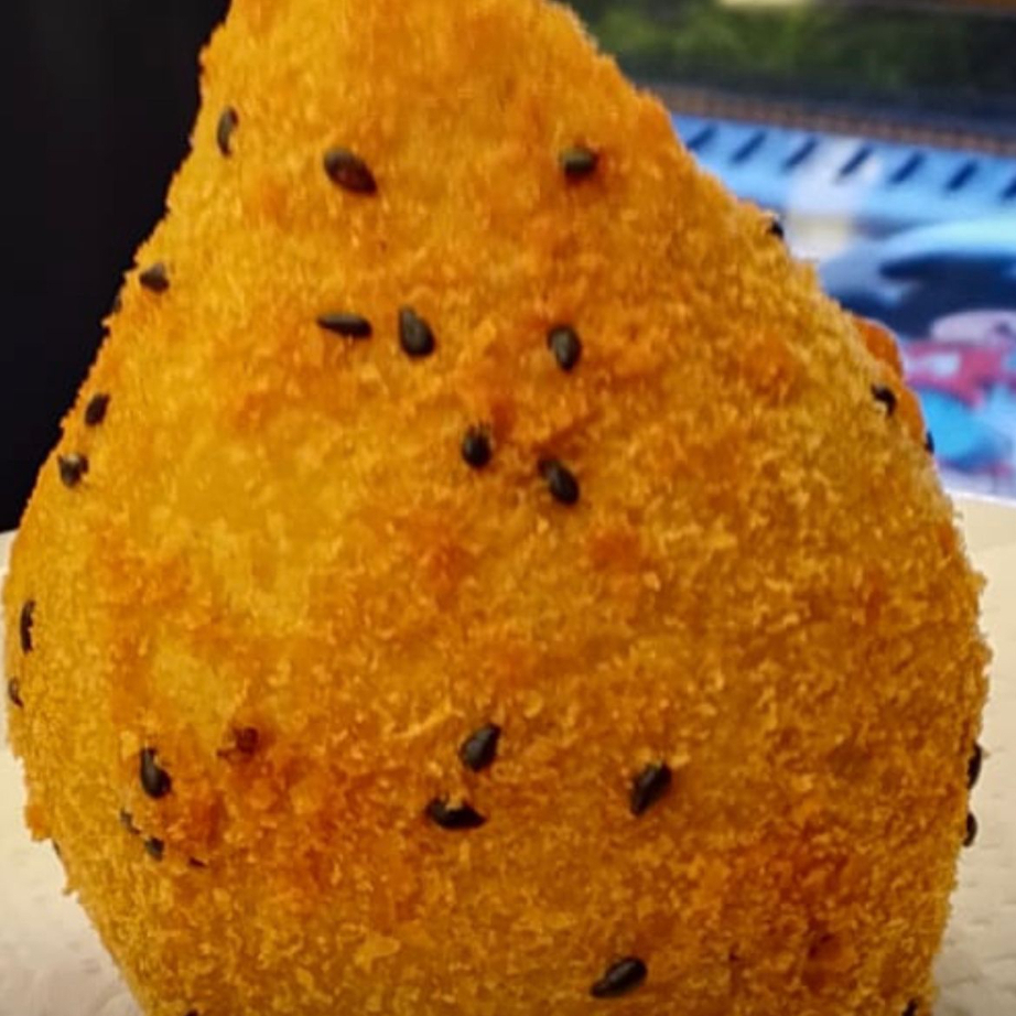 Deliciosa coxinha de frango com o famoso requeijão cremoso Catupiry, uma combinação irresistível.