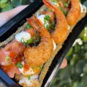 Base de arroz, empanado e frito, cortado ao meio com recheio de salmão fresco cortado em cubos, cream cheese e cebolinha. Aprox 400 g