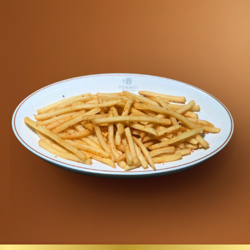 Porção de fritas fininhas, temperadas com sal e pó de pimenta vermelha.