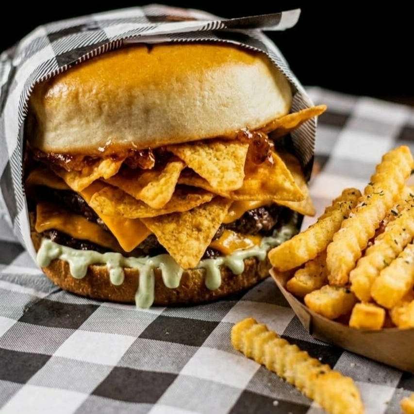 Combo Nachos Pepper - Pão brioche, maionese da casa, hambúrguer blend, queijo cheddar, doritos, geleia de pimenta e acompanha fritas