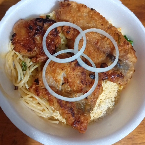 Acompanha farofa, salada , arroz ,macarrão e feijão