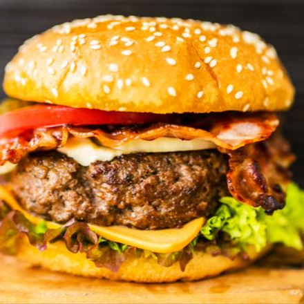 hambúrguer artesanal 100% carne bovina de 150gr, alface, tomate e queijo