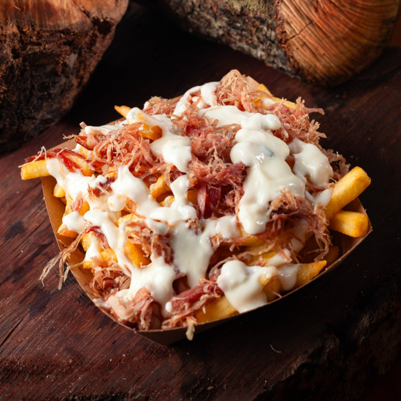 Batata rústica assada com creme de gorgonzola e copa defumada desfiada.