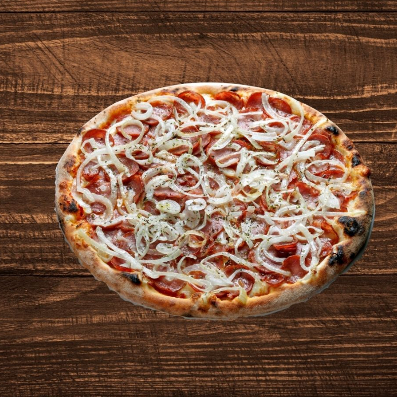 Pizza de 8 pedaços, com base de molho de tomate caseiro, calabresa fatiada e cebola