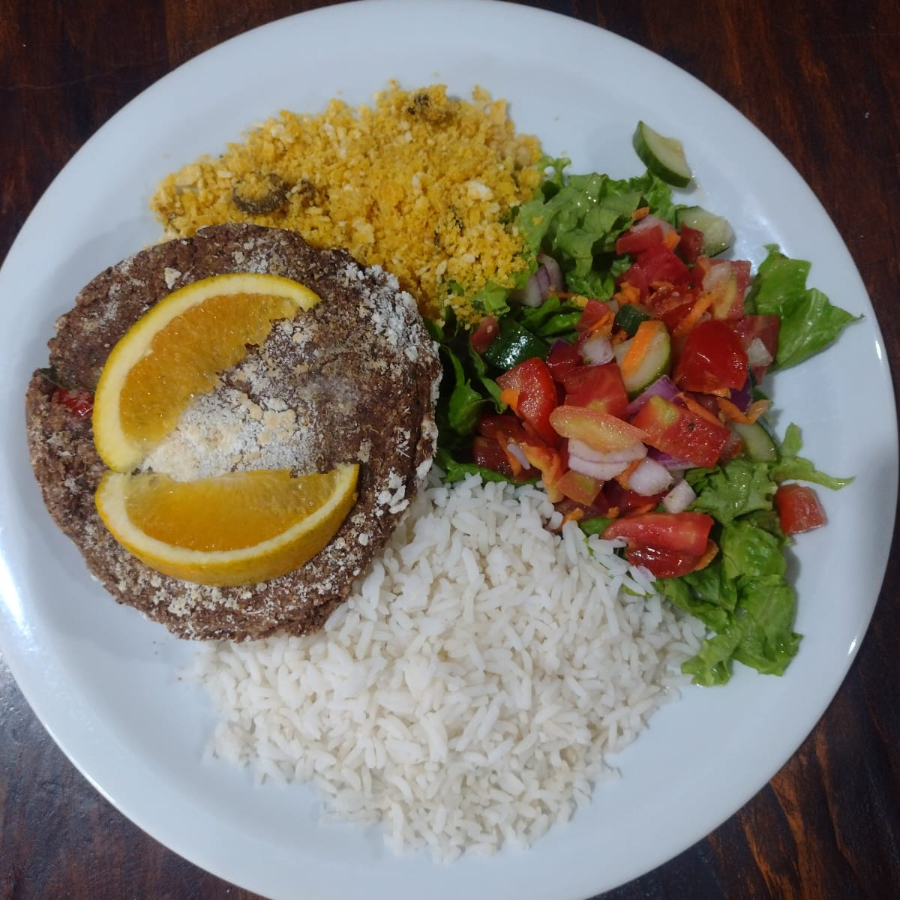 Hamburguer de feijoada (Feijoada vegana, couve-manteiga, pimenta biquinho, farinha de mandioca) , arroz, maionese da casa , farofa, alface, e vinagrete feijão