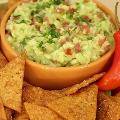 Crocantes e irresistíveis, nossos nachos são servidos com um delicioso guacamole cremoso, preparado com ingredientes frescos e muito sabor. A combinação perfeita entre a crocância dos nachos e a suavidade do guacamole faz dessa porção a escolha ideal para compartilhar e aproveitar bons momentos! (picante)