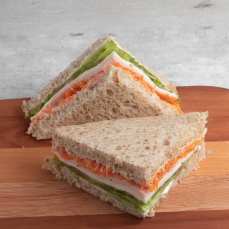 Tomate seco, rúcula e maionese light no pão integral