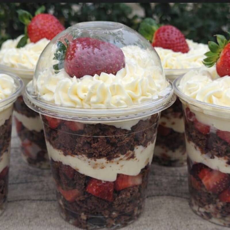 Recheio de brawnie com creme de Ninho aerado, morangos frescos, com crocância de suspiro. Leve, delicado e refrescante.