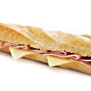 Sándwich Jamón y Queso con Té Frío