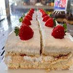 Recheio: Morangos com creme de confeiteiro, com cobertura de chantilly. Serve até uma pessoa.