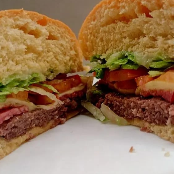 Pão de brioche+ Hambúrguer+ Alface+ Tomate+ Queijo+ Presunto +Molho da casa
