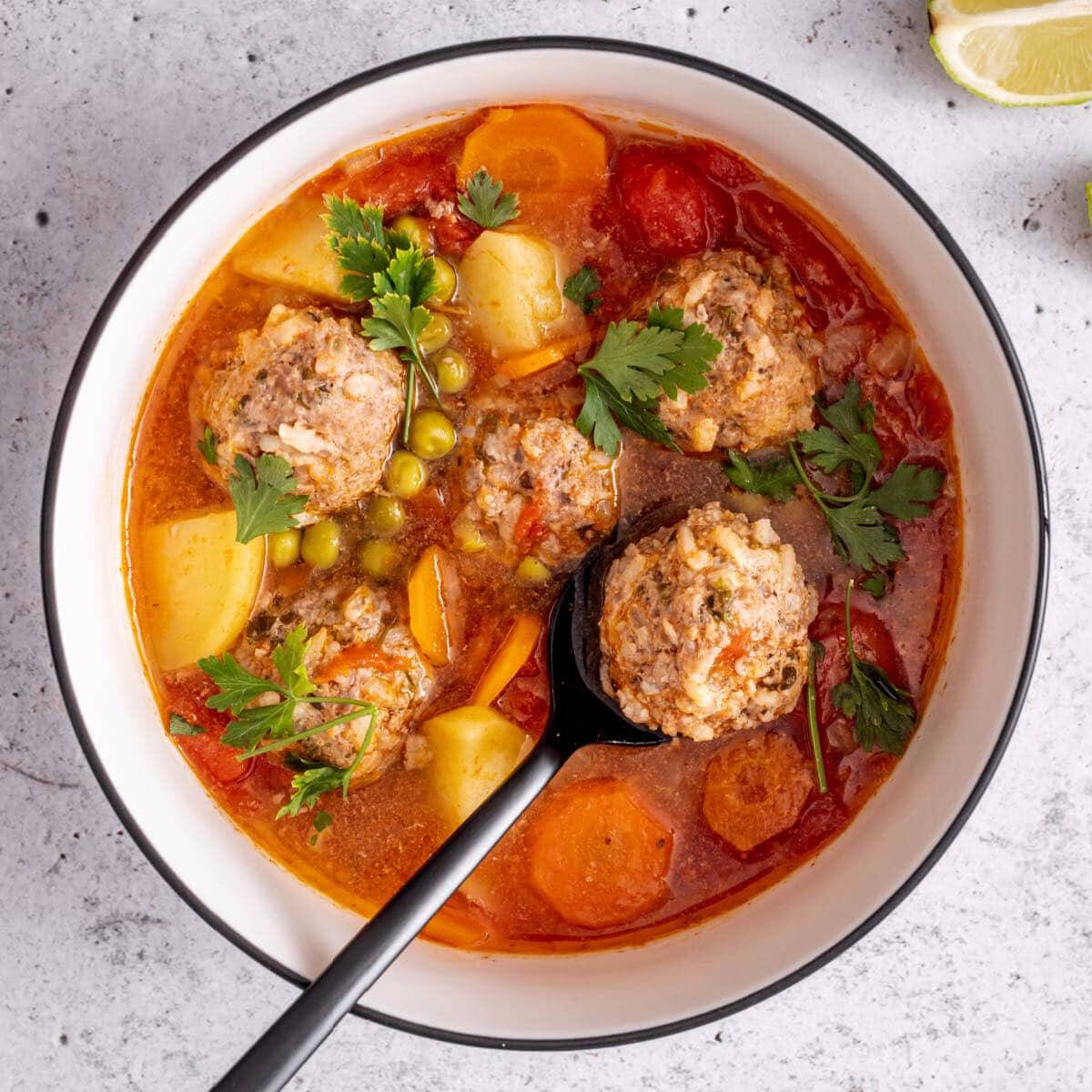 Caldo de Albóndiga de Pollo