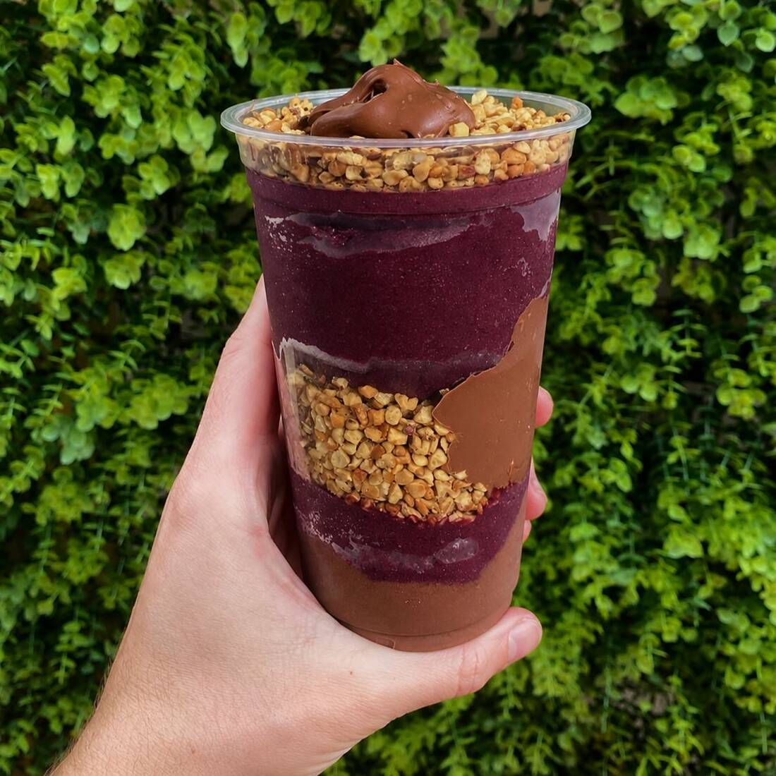 Açaí de qualidade, refrescante e cremoso, servido com amendoim granulado e Nutella®️ de verdade em quantidade generosa.