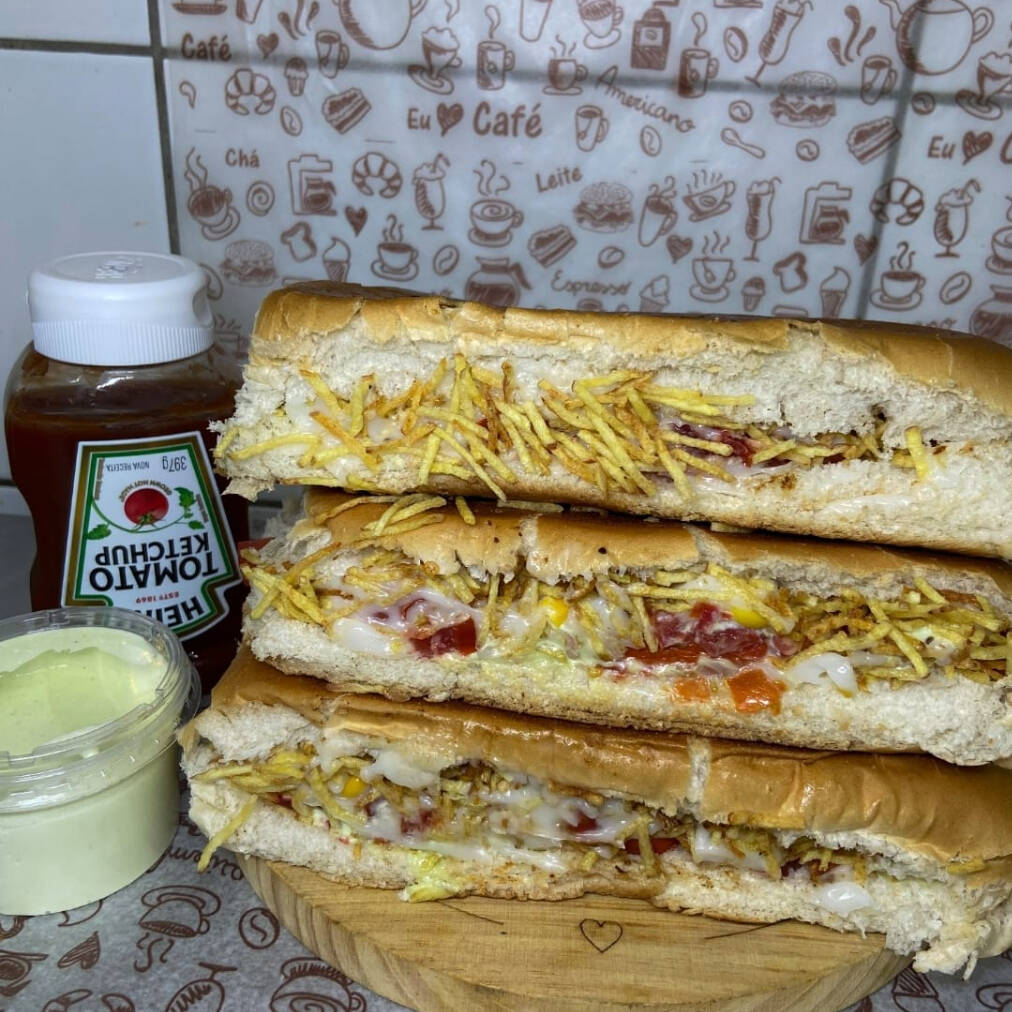03 Delicioso pão especial recheado com duas salsichas, tomate, milho, maionese caseira, catupiry e batata palha. Uma combinação saborosa que vai agradar seu paladar.