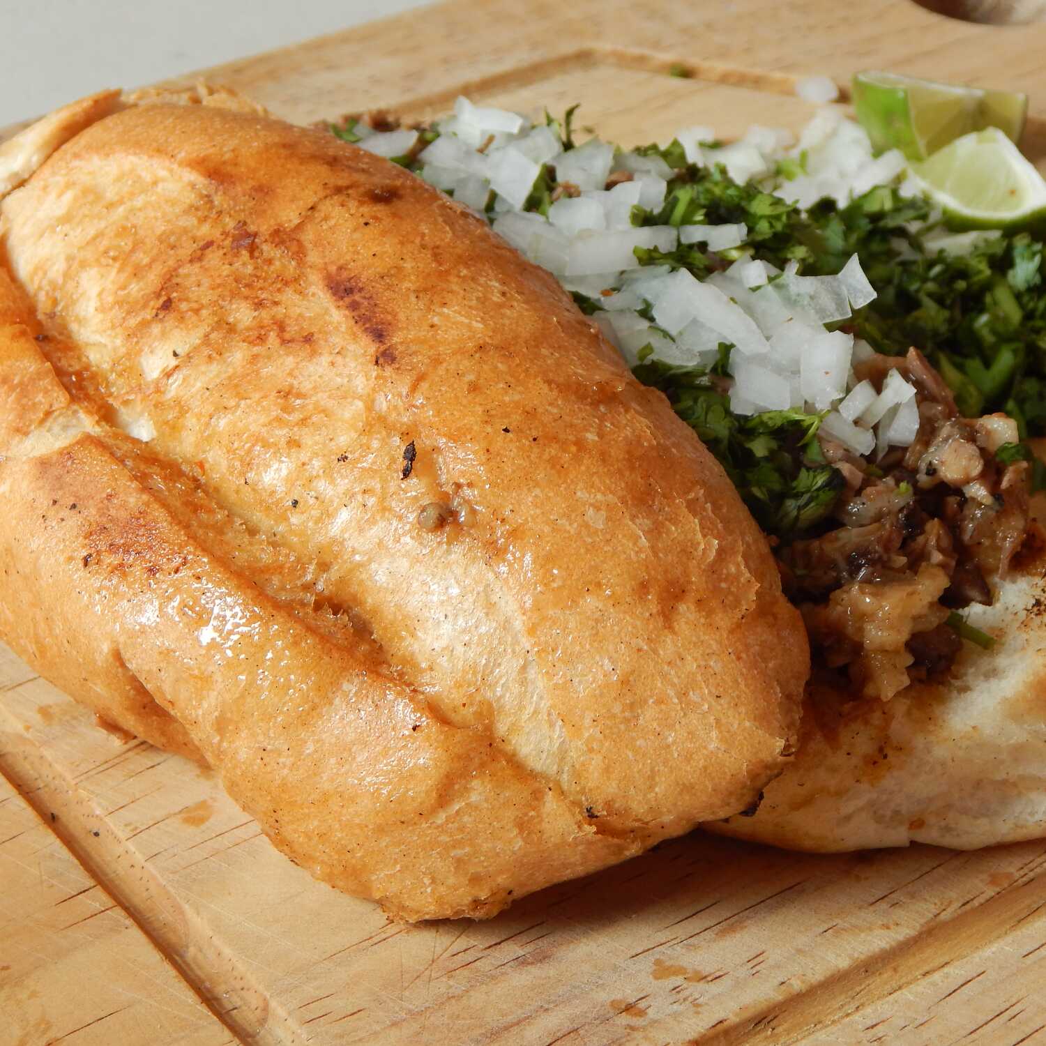 Torta de cabeza de res con queso.