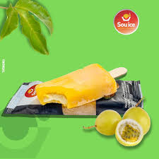 Paleta sabor de maracujá com recheio de leite condensado.