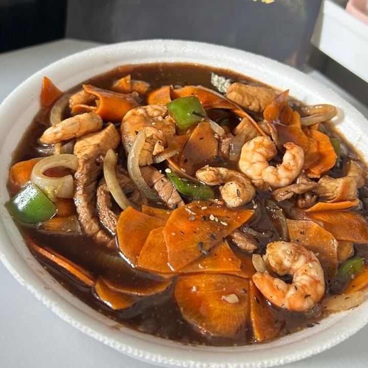 Macarrão,camarão,carne,frango e legumes