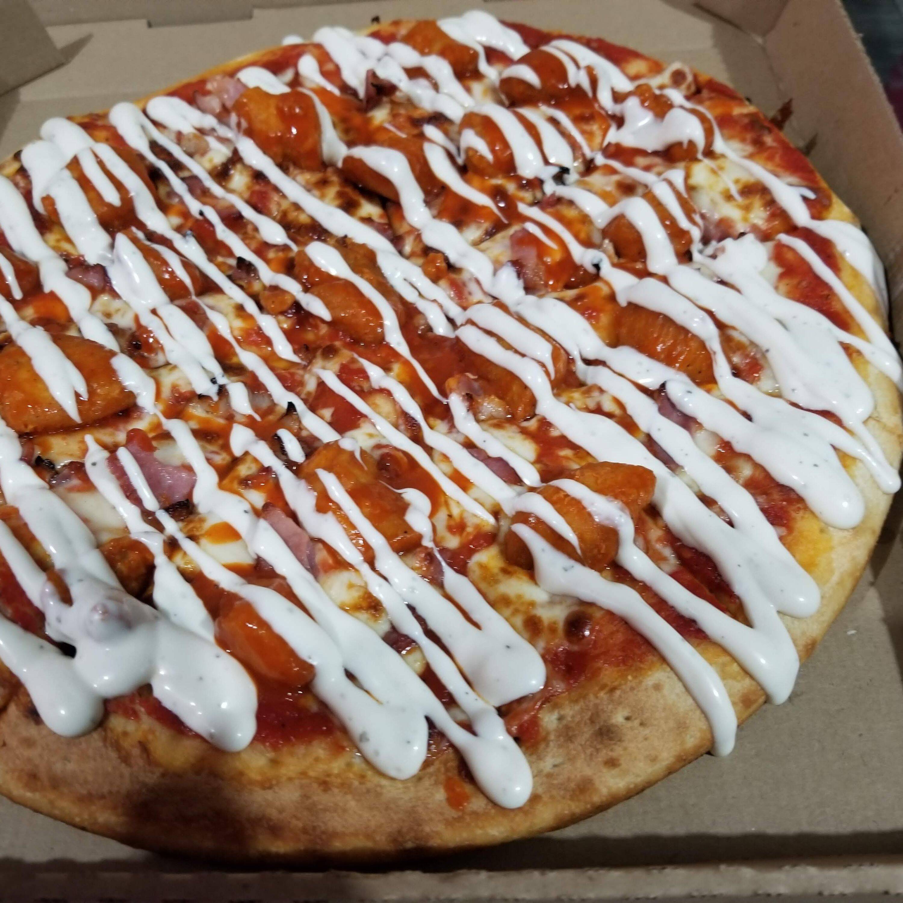 Pizza Boneless Buffalo Mediana "8 rebanadas.