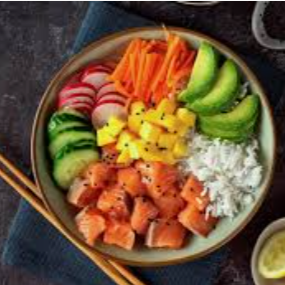 Poke Tadicional: Salmão com cream cheese, arroz japones, manga, cebola roxa, sunomono, crispy de couve e molho a escolha.