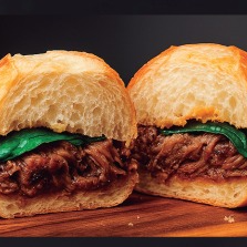 Cupim desfiado no ponto, queijo, tomate cereja e rúcula