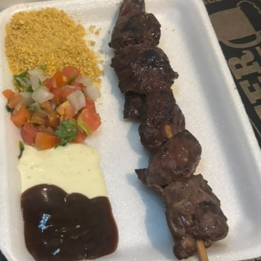 Delicioso espetinho de carne, preparado para ficar douradinho, suculento e cheio de sabor! Acompanha 4 acompanhamentos à sua escolha entre nossas opções: farofa, vinagrete, molho barbecue e creme de alho. Você escolhe seus favoritos e monta seu prato do seu jeito!