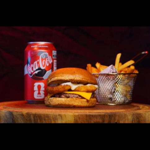 Pão brioche amanteigado, Smash 80g suculento, cheddar onion,barbecue ,com maionese top das galaxias. Batata fritas, coca-cola 350ml